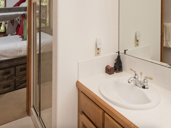 Arrowhead Residence in an Exclusive Community Sleeps 7